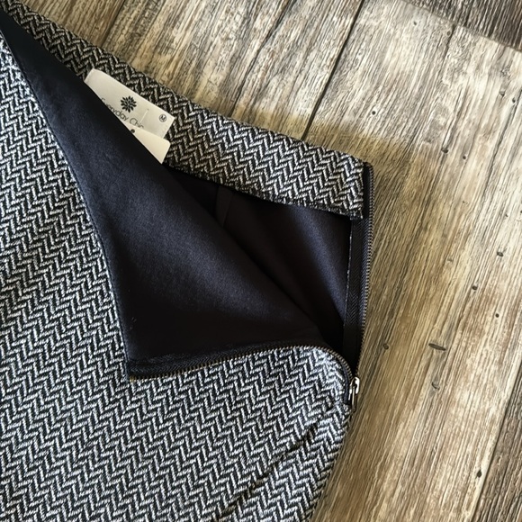 Everyday Chic Boutique Beautiful Skirt, Size Medium - Picture 7 of 12